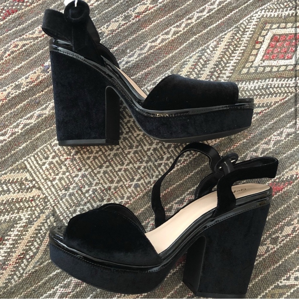 Qupid platform velvet sandals